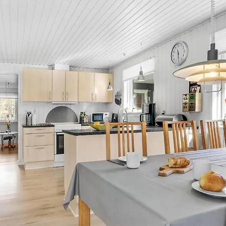 3 Bedroom Cozy In Holiday home